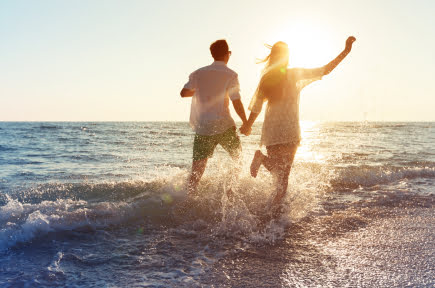 happy-young-couple-enjoying-sea-